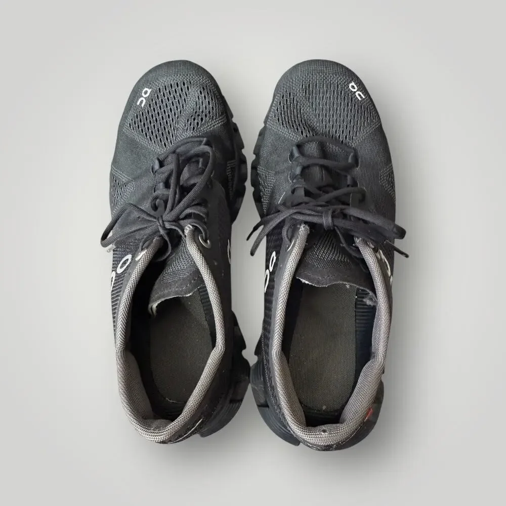 ON Running Cloud Women’s Shoes – Size W7.5 – Black – Pre-Owned - Picture 3 of 11